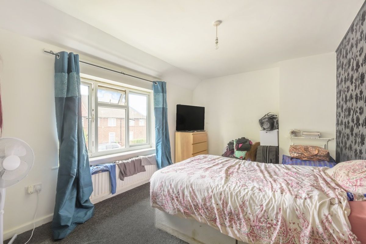 RM9 6BX 2 bedroom house in Dagenham Share to Buy
