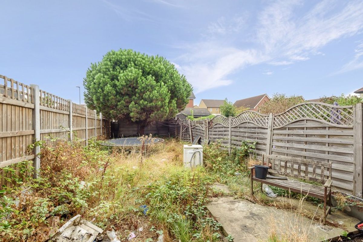 RM9 6BX 2 bedroom house in Dagenham Share to Buy