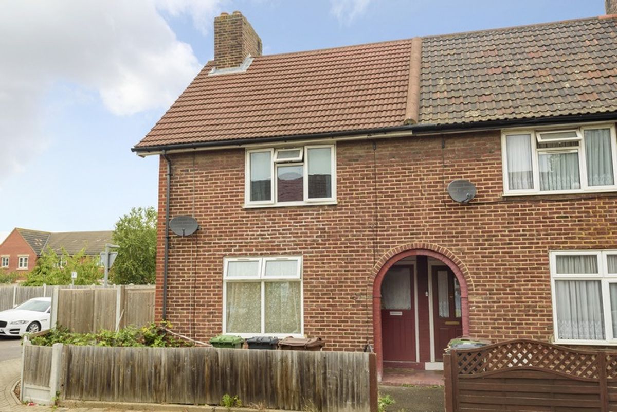 RM9 6BX 2 bedroom house in Dagenham Share to Buy